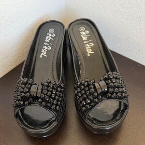 NWOT Helen’s Hearts Black Beaded Open-Toe Slip-On Mules.(RUNS SMALL).